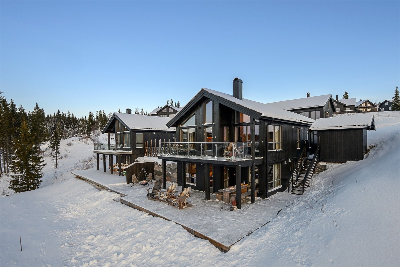 En fantastisk beliggende fritidsbolig fra 2021 med gjennomtenkt planløsning og stor uteplass. Galleribilde