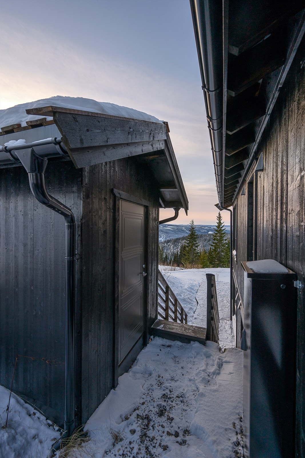 Praktisk utebod med god plass til ski og utstyr, akebrett og ved. Galleribilde
