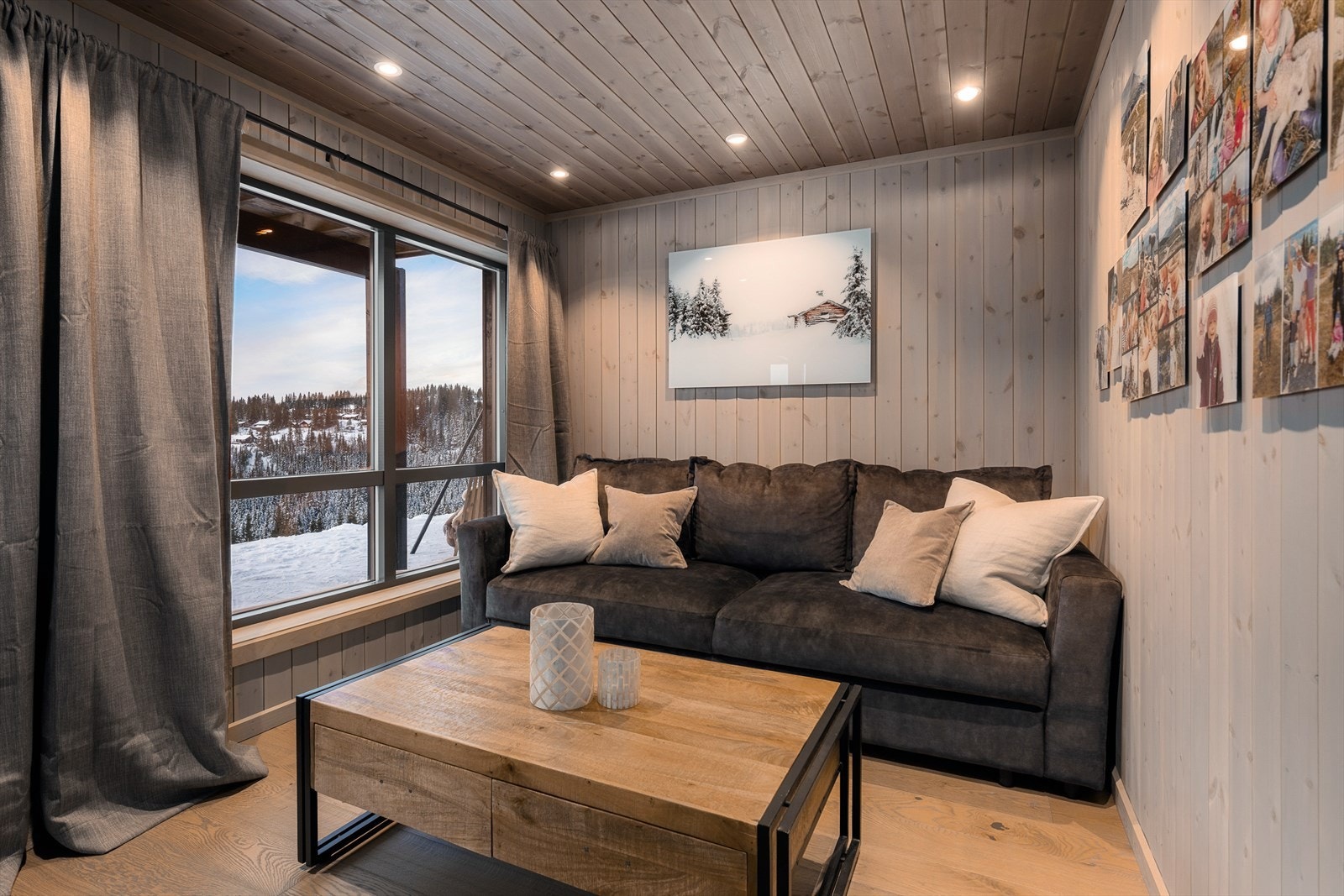 Fra tv-stuen er det utgang til markterrasse på 55 kvm. Galleribilde