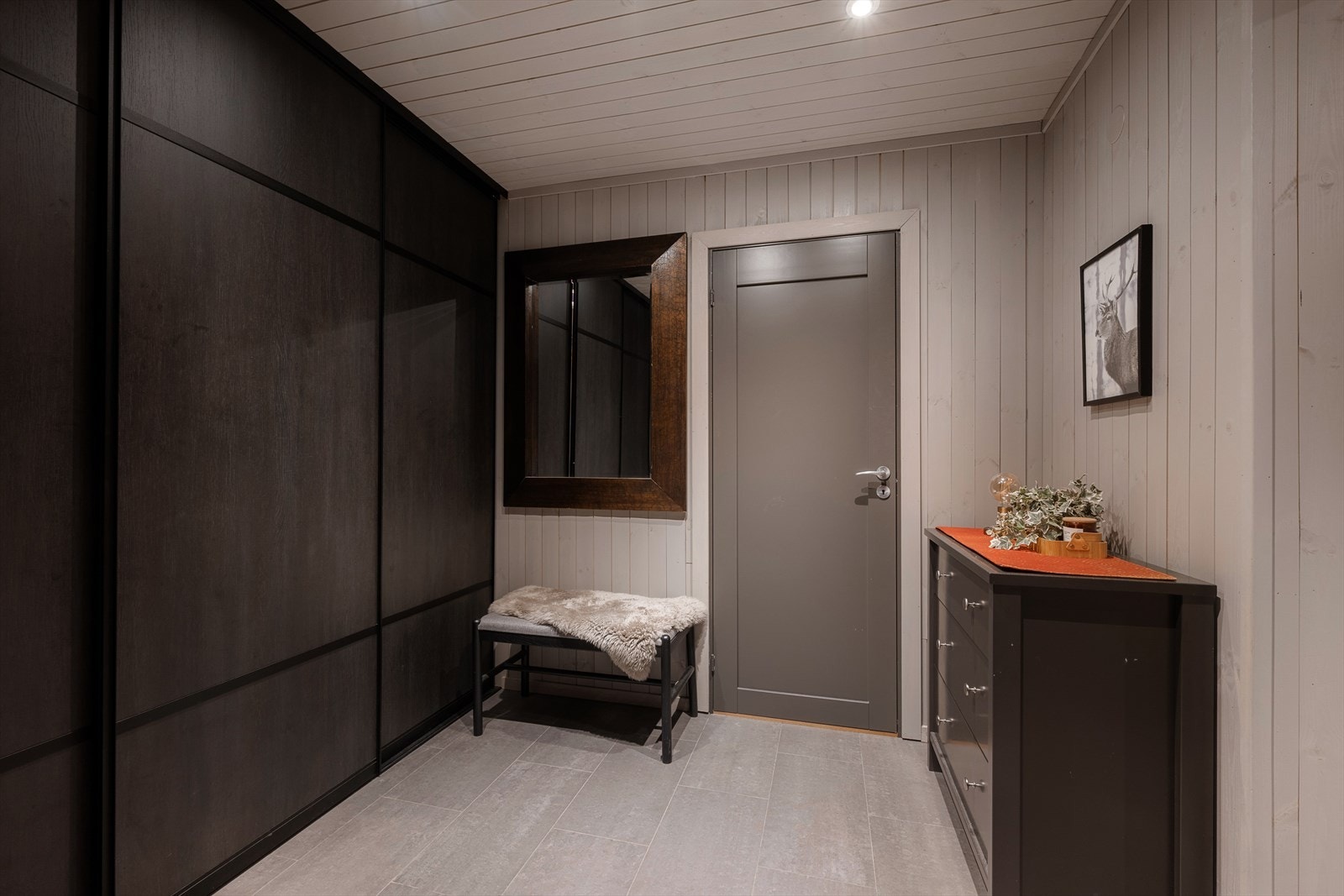 Velkommen inn! Hytta er tilbygget med større inngangsparti, som gir gode oppbevaringsmuligheter i skyvedørsgarderobe. Galleribilde