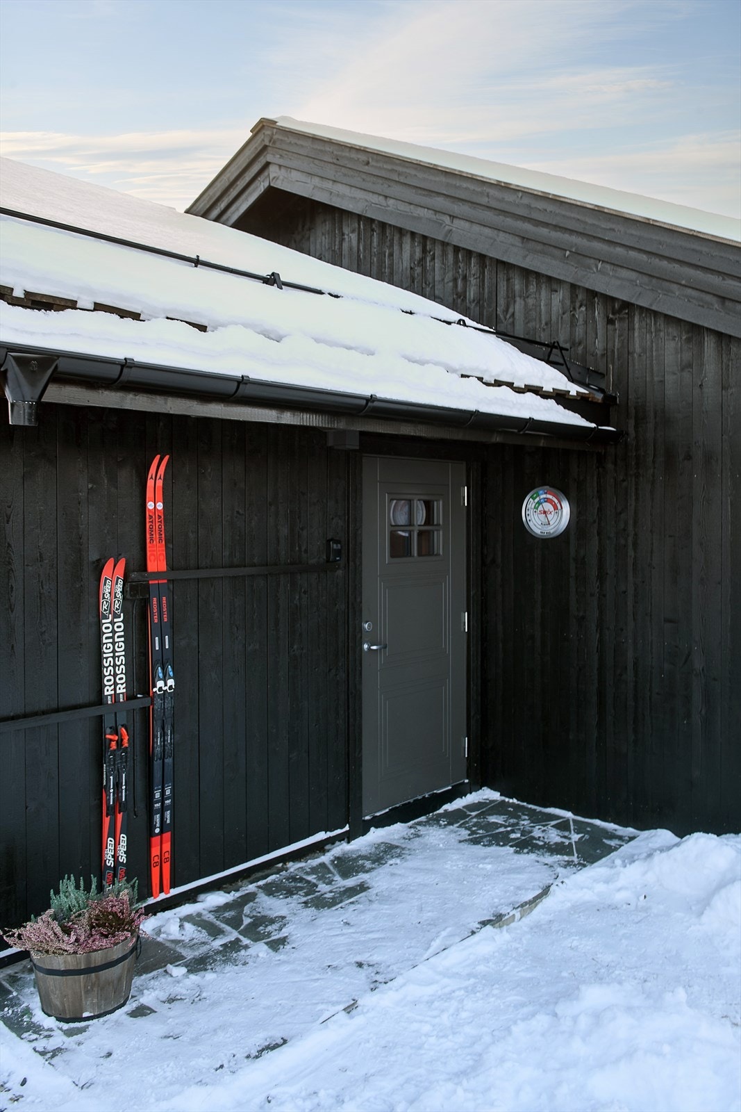 En gjennomtenkt hytte med smarte løsninger for en enkel hyttehverdag. Skiferbelagt inngangsparti. Galleribilde