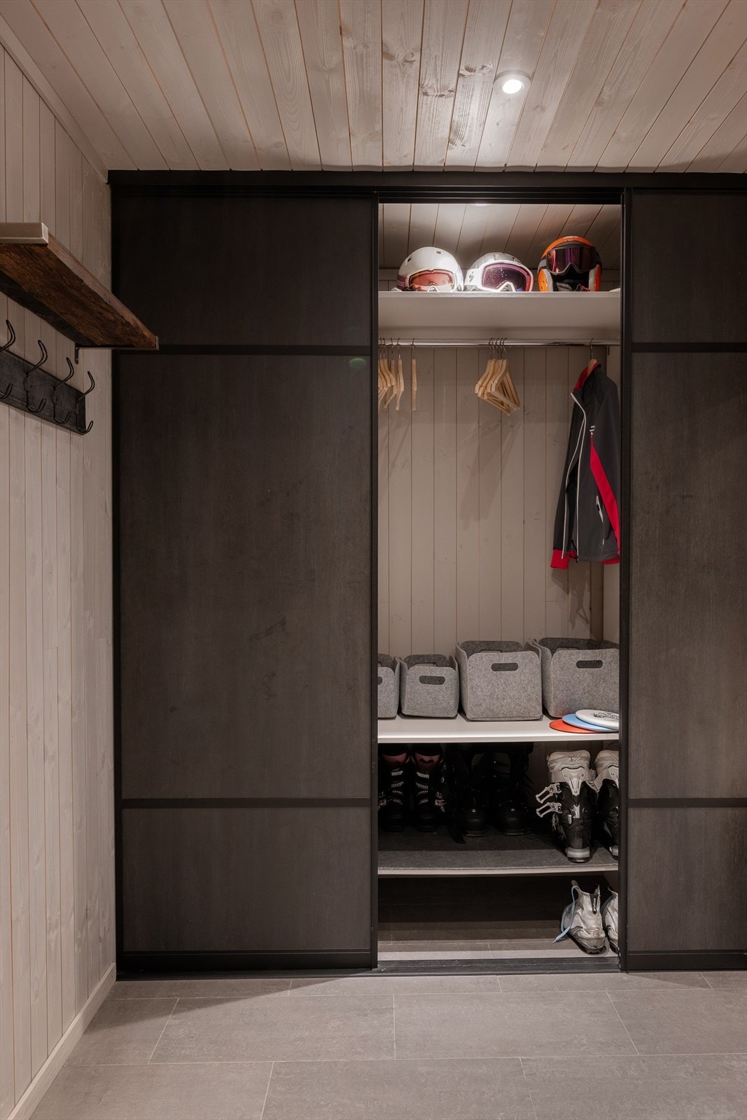 Garderoben i gangen er perfekt for lagring av skiklær og tilhørende utstyr! Her er det også plass til et ekstra kjøleskap og tørkeskap. Galleribilde