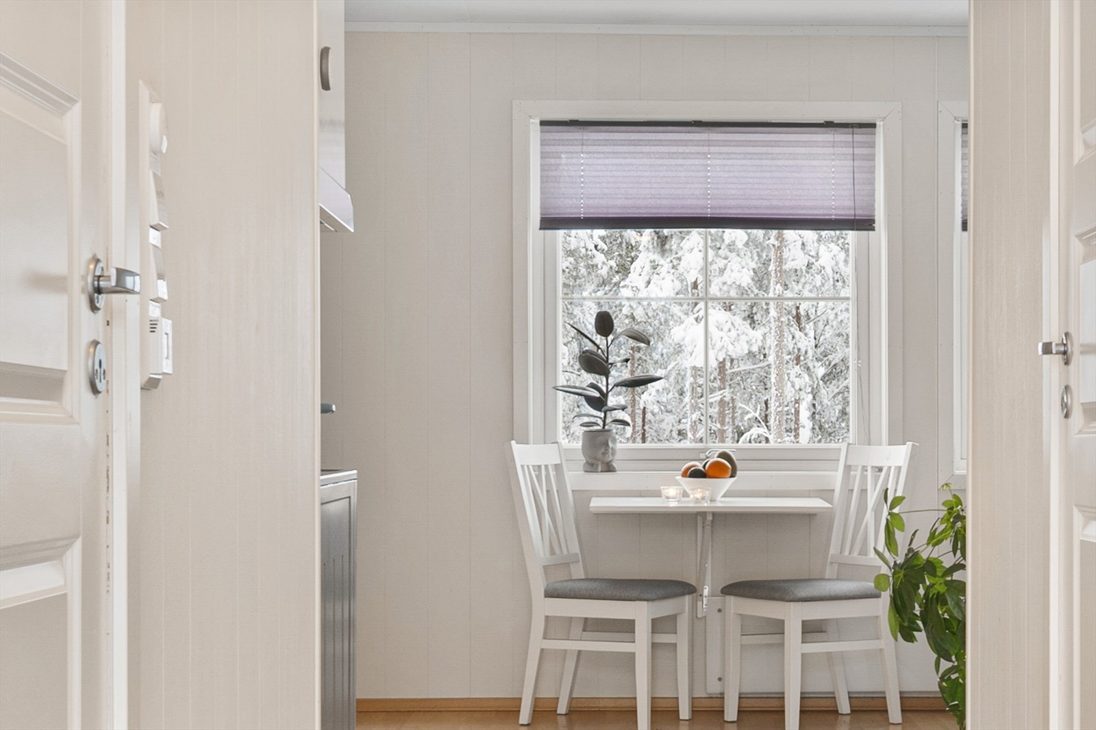 Fra entreen kommer man inn til en åpen stue/kjøkkenløsning. Galleribilde