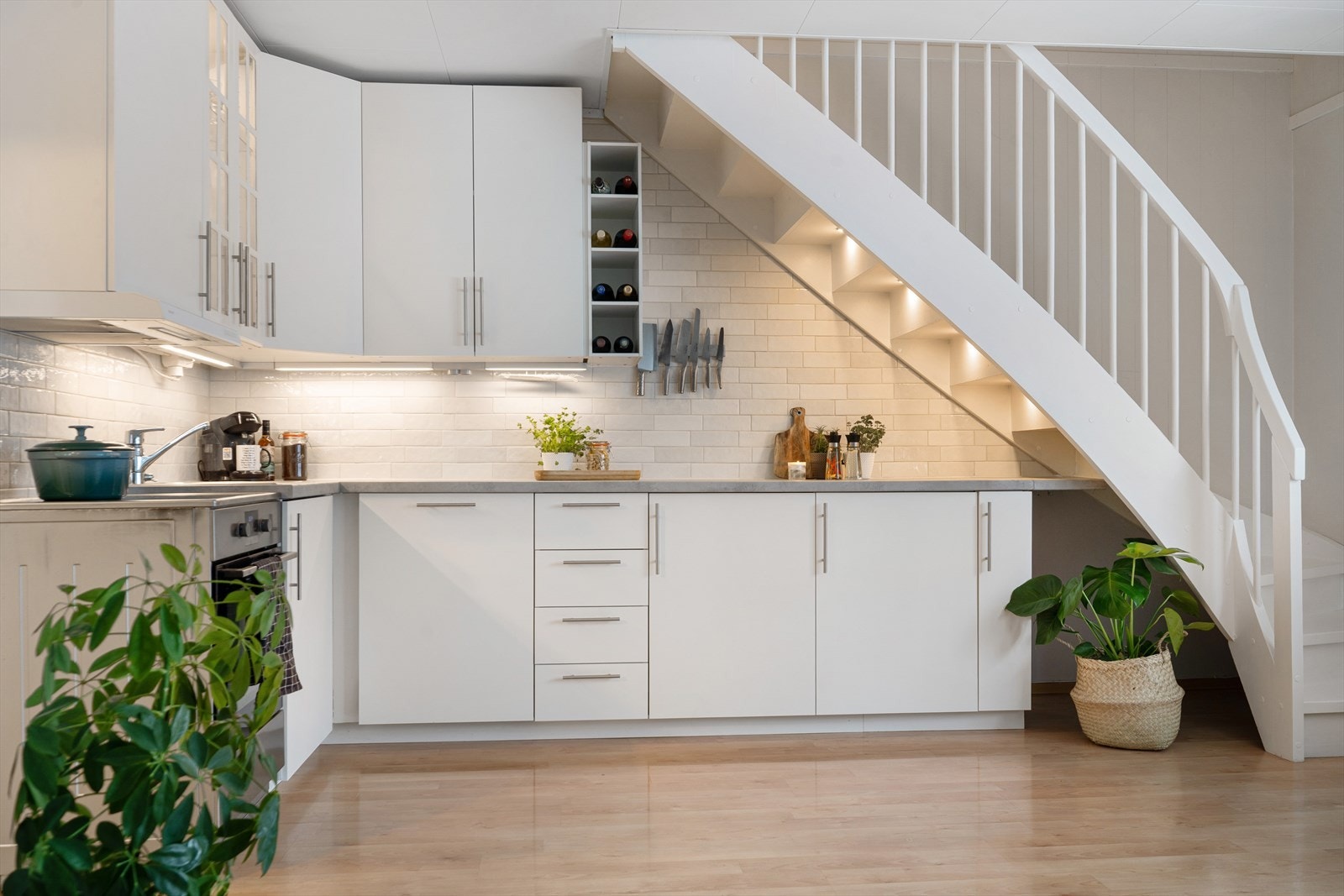 Innredningen har integrert oppvaskmaskin og integrert kjøl/frys i benkeskap. Frittstående komfyr. Galleribilde