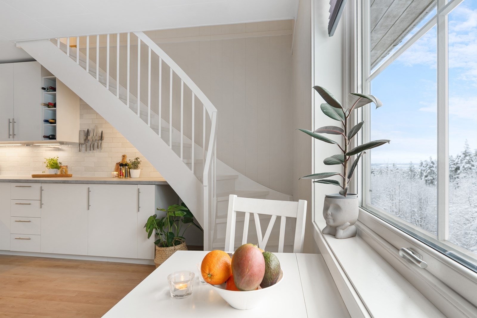 Leiligheten har hyggelig utsyn til skogsområde. Galleribilde