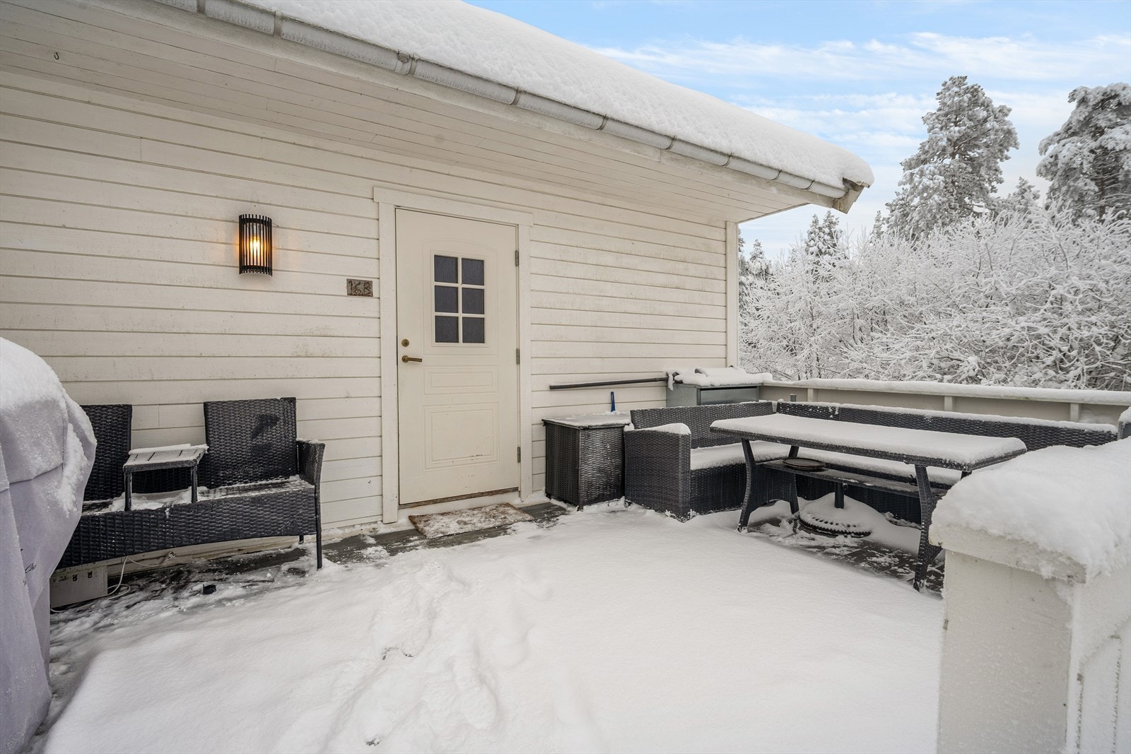 Leiligheten har et hyggelig inngangsparti hvor det er plass til møblement. Galleribilde