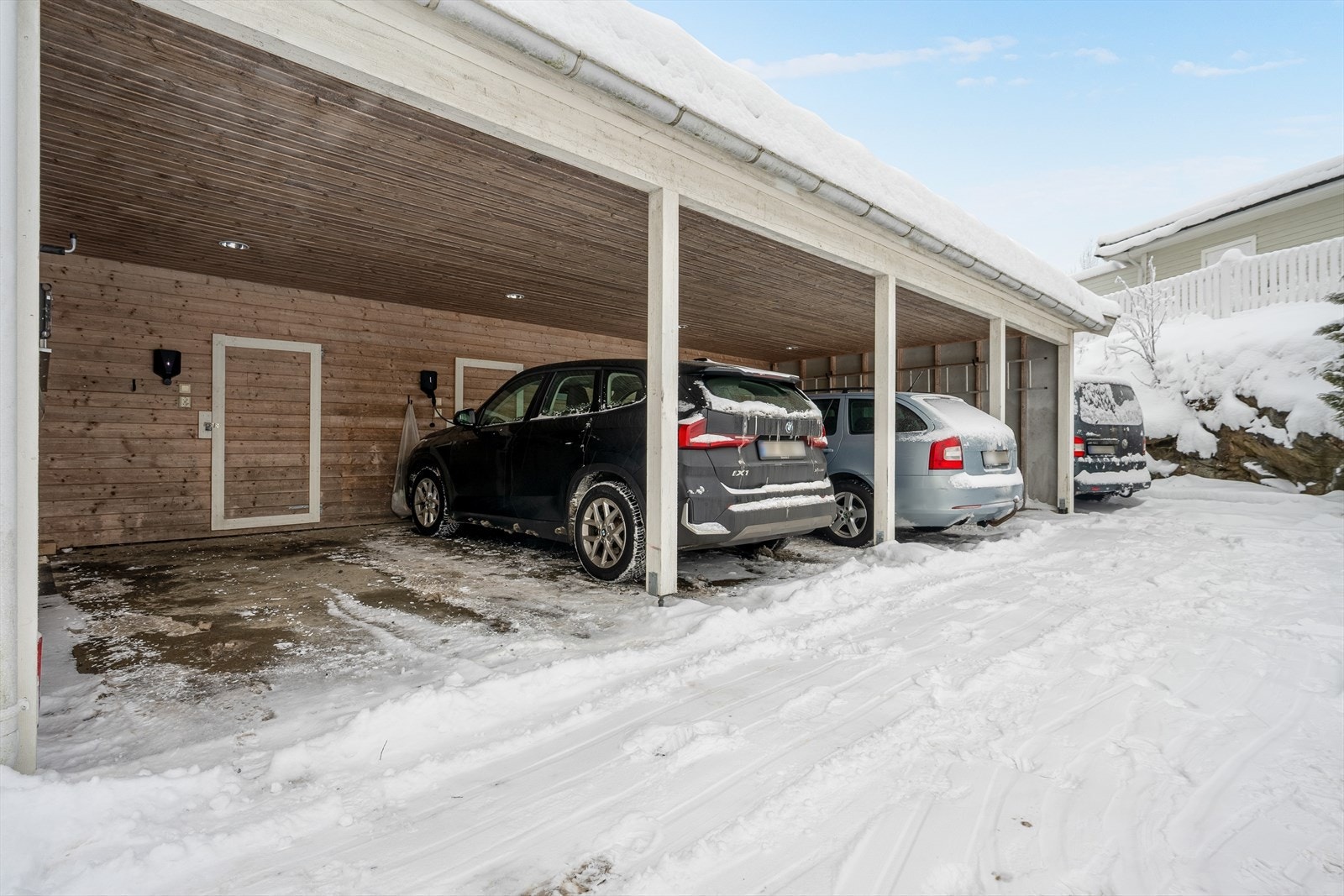 Det følger biloppstillingsplass i carport med elbil-lader samt sportsbod. Galleribilde