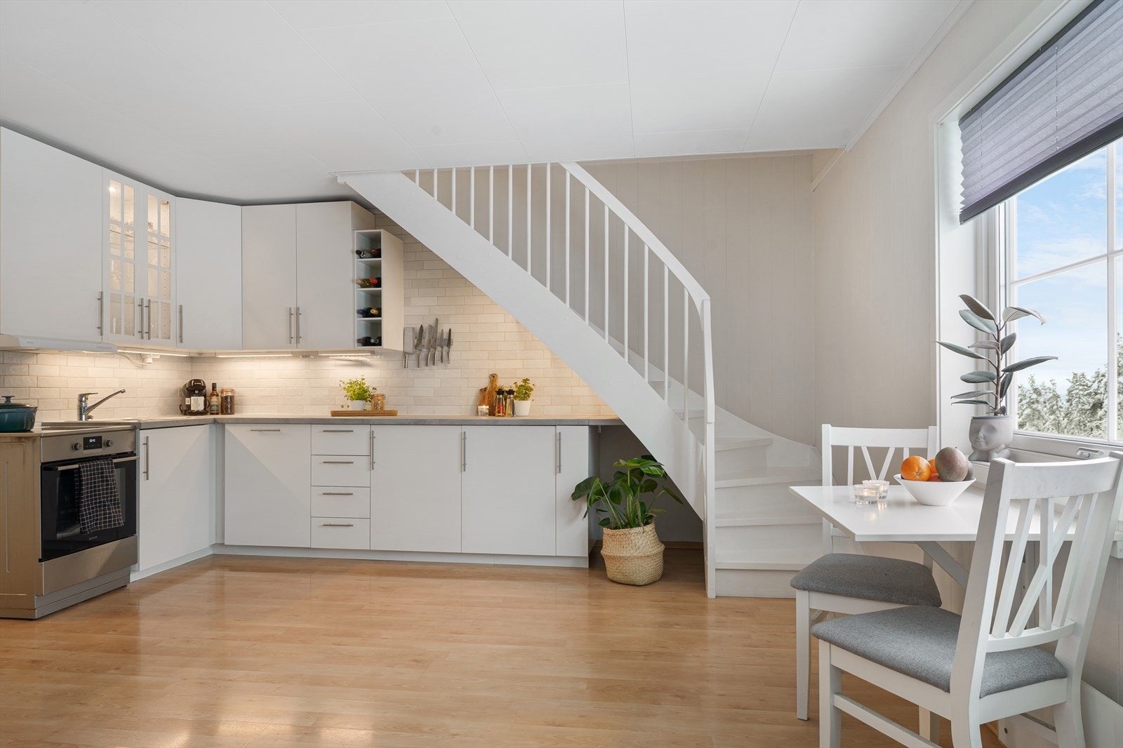 Deler av kjøkkeninnredning og benkeplate er fra nyere tid og det er praktiske fliser mellom benk og overskap. Galleribilde