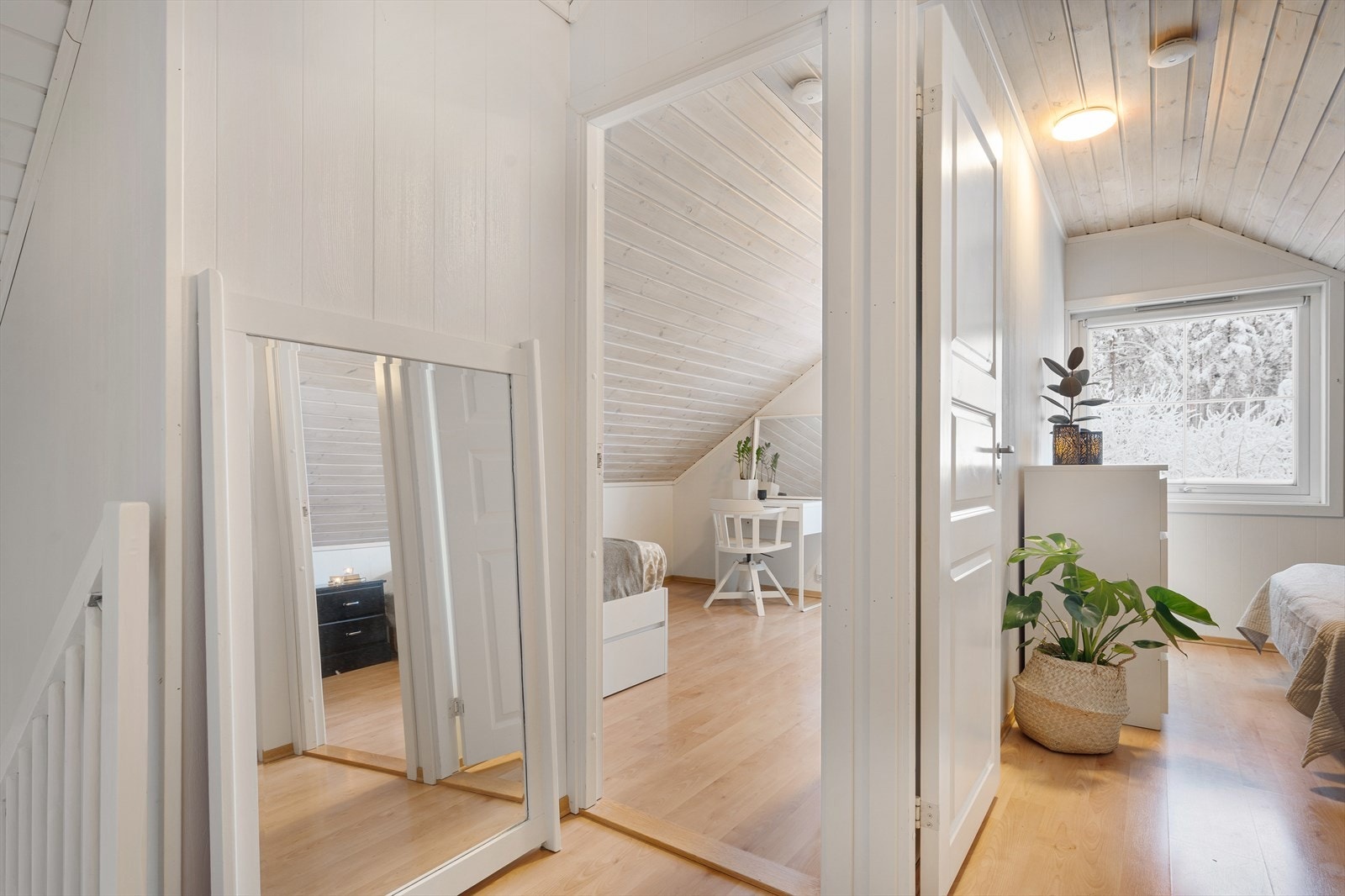 I 2.etasje finner man to soverom og en praktisk oppbevaringsbod Galleribilde