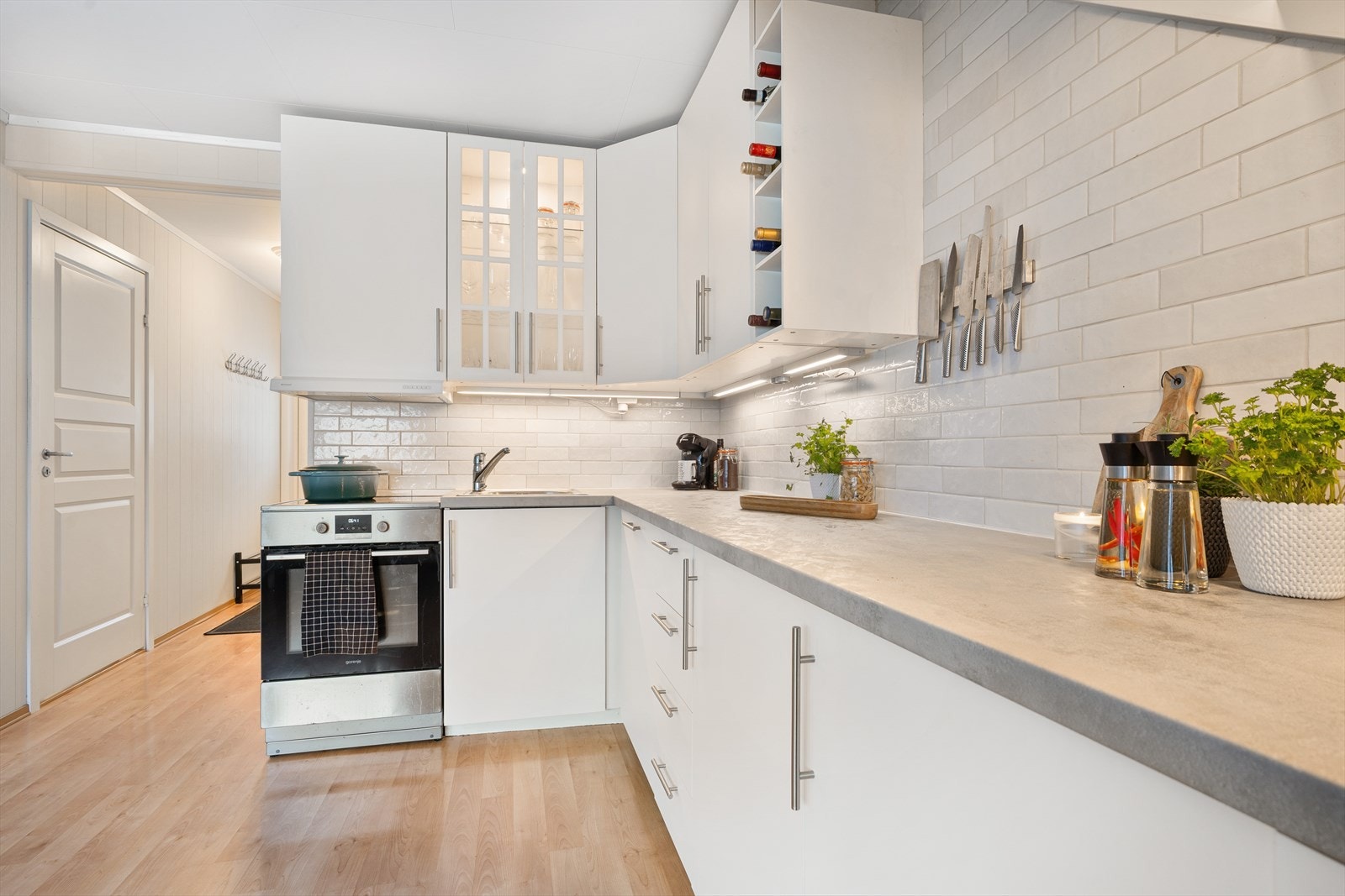 Mellom benk og overskap er det satt opp fliser for enkelt renhold. Galleribilde