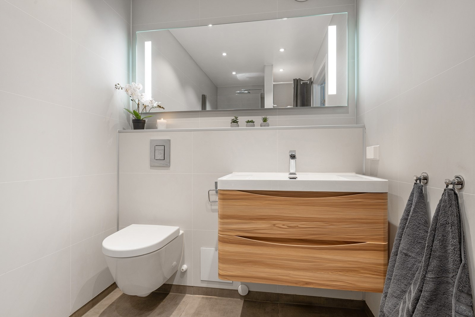 Badet ble pusset opp i 2020 med våtromsplater på vegg, flislagt gulv og ny innredning. Galleribilde