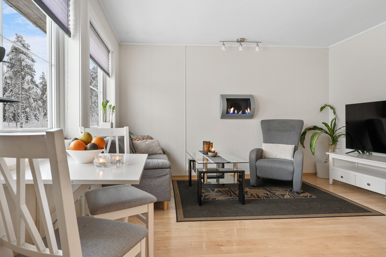 Allrommet får godt med lysinnslipp og det er montert plisségardiner på vinduene. Galleribilde