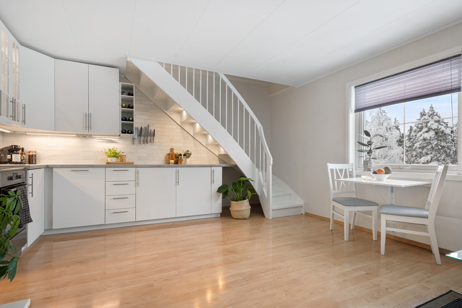 Ved vinduet er det montert et praktisk klappbord. Galleribilde