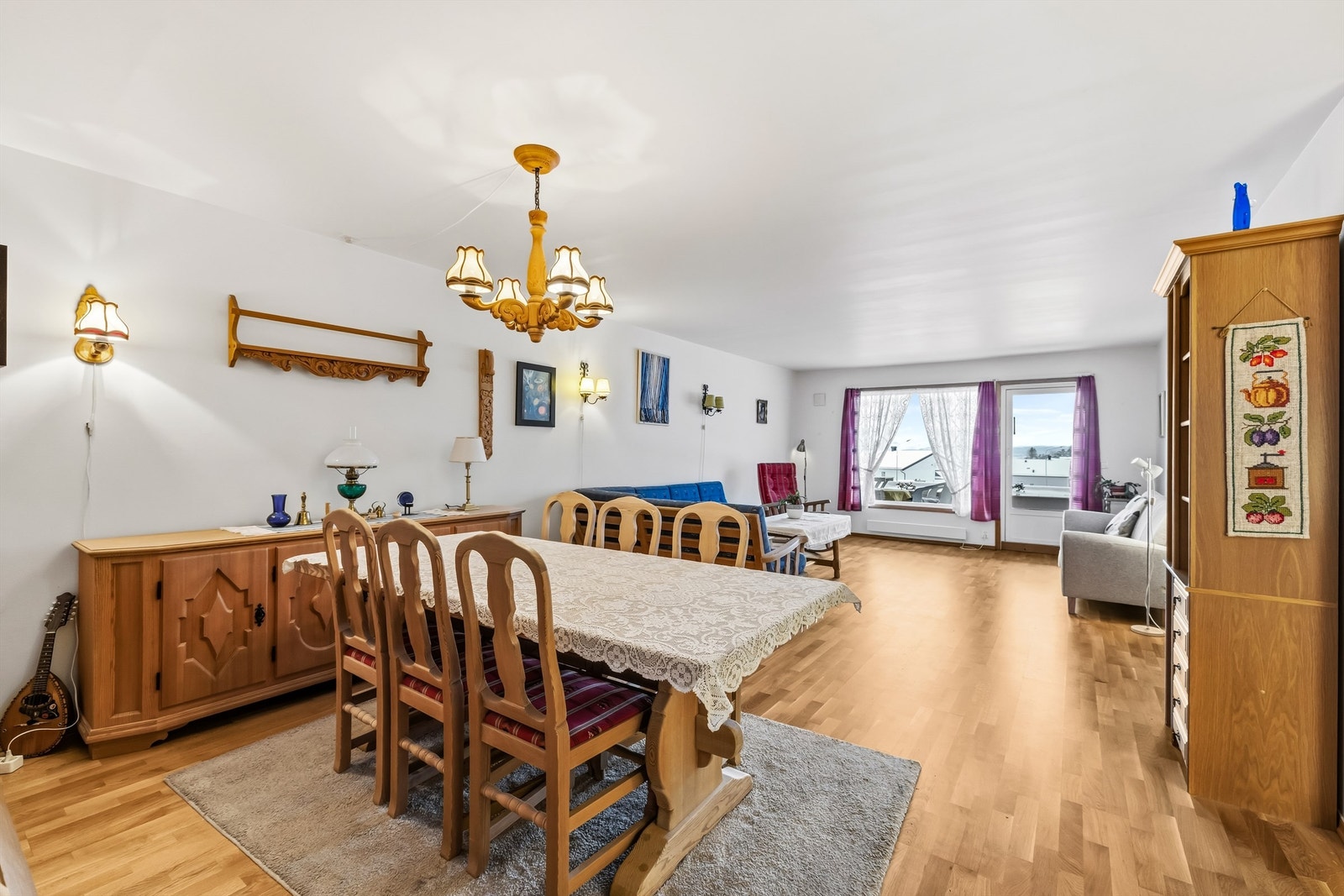 Det store allrommet gir god fleksibilitet for møblering med både spise- og sofagruppe. Galleribilde