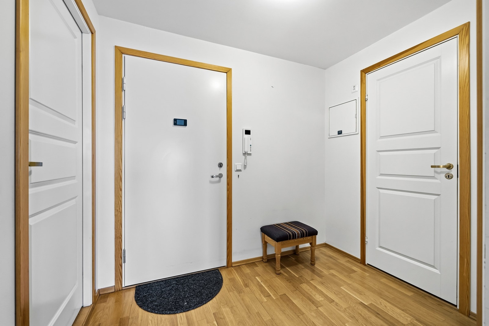 Entreen er lys og romslig med gode muligheter for å henge av seg yttertøy og sette fra seg sko. Callinganlegg er montert ved inngangsdøren. Galleribilde