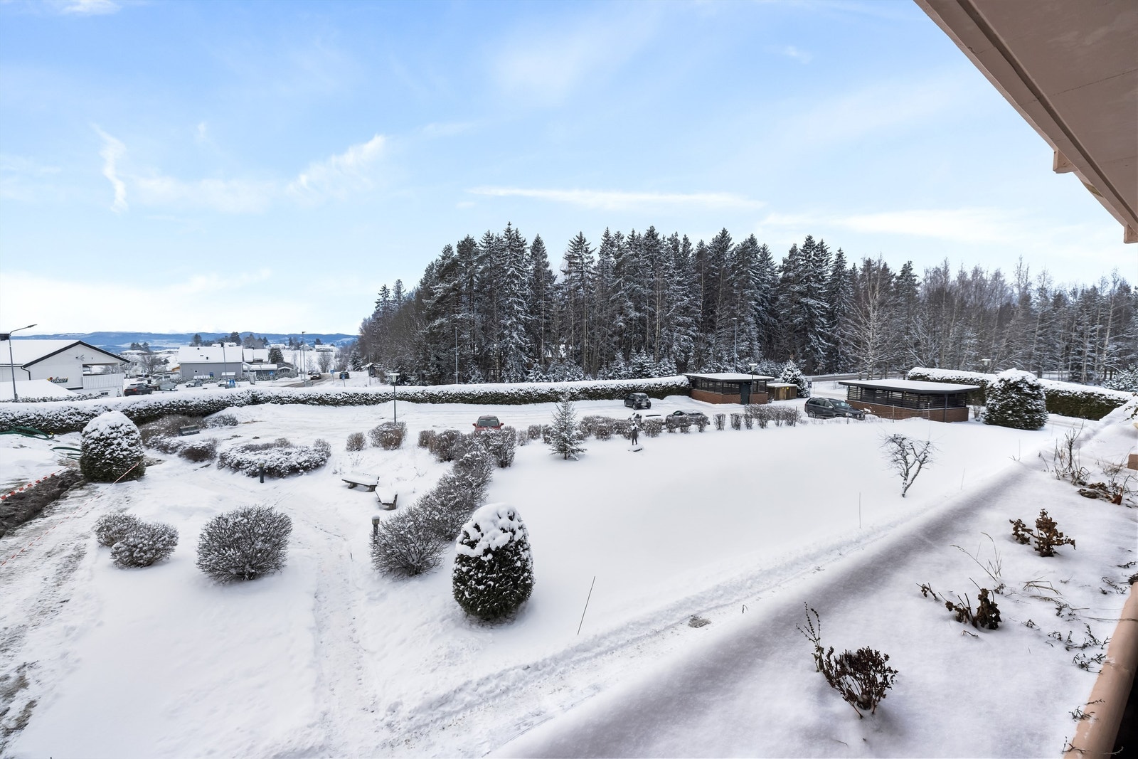 Fra balkongen har man en utsikt over pent opparbeidede fellesarealer. Galleribilde
