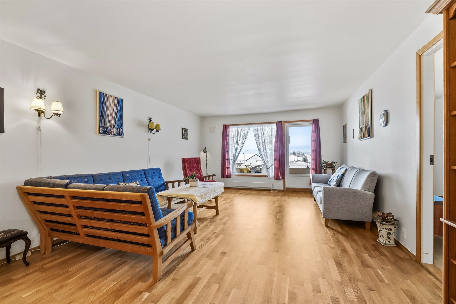 Stuen er lys og luftig med store vindusflater og utgang til balkong. Galleribilde