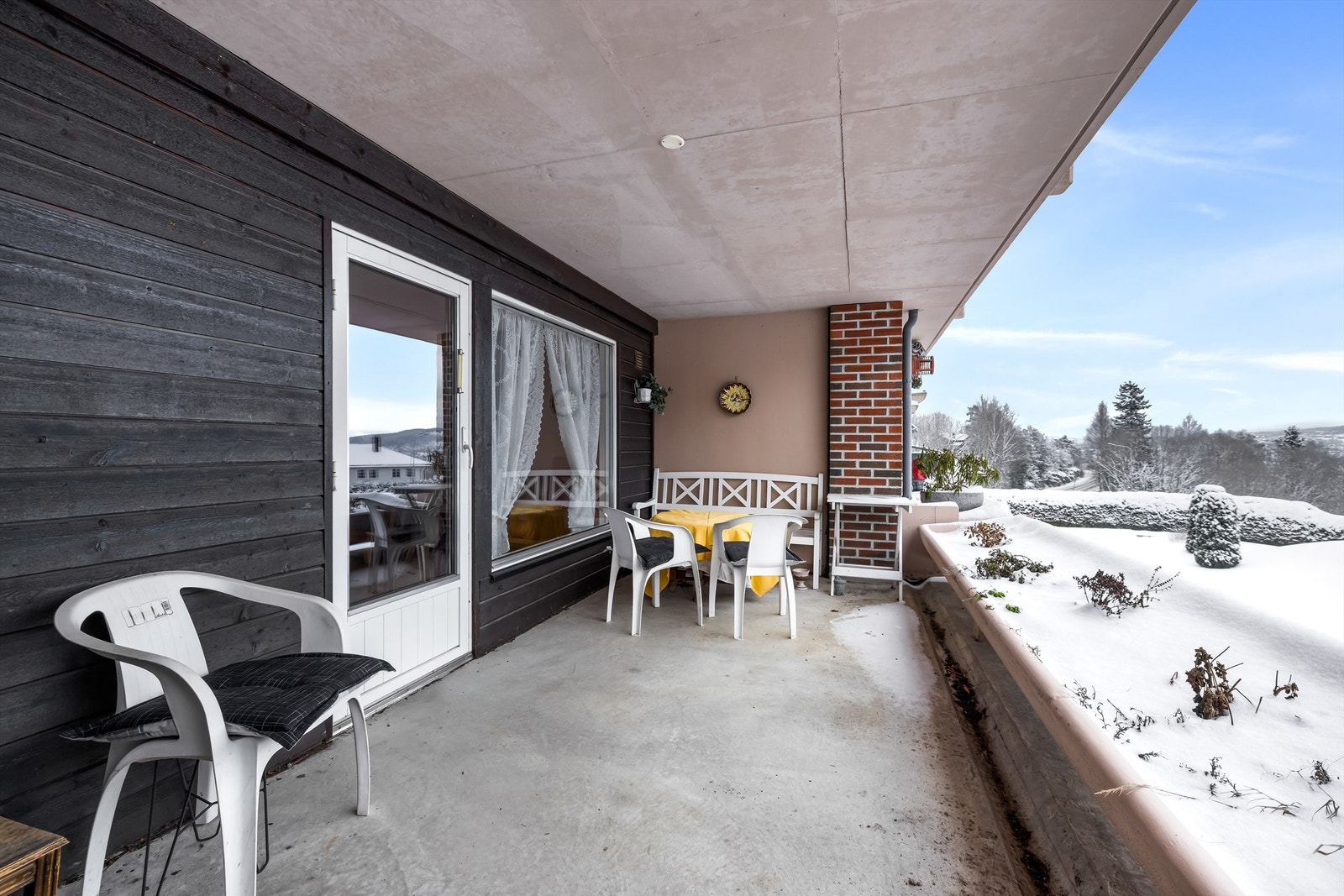 Den romslige, overbygde balkongen gir et lunt og privat uterom Galleribilde