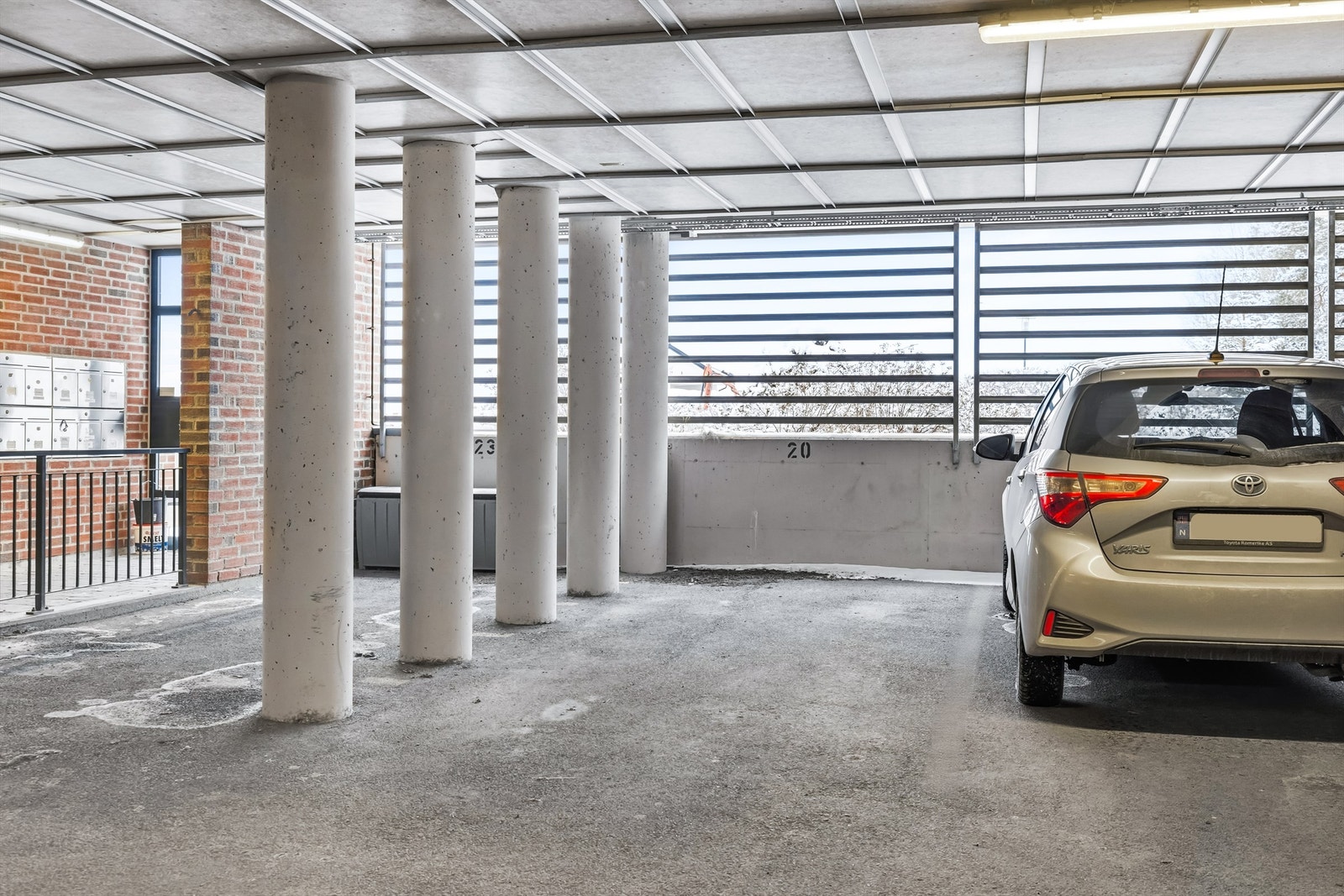 Leiligheten disponerer en fast parkeringsplass i felles, overbygget anlegg. Galleribilde