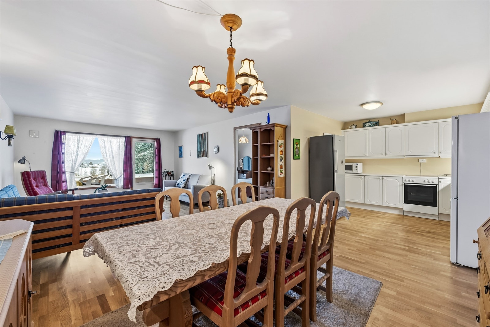 Leiligheten har en sosial, åpen løsning mellom kjøkken og stue Galleribilde