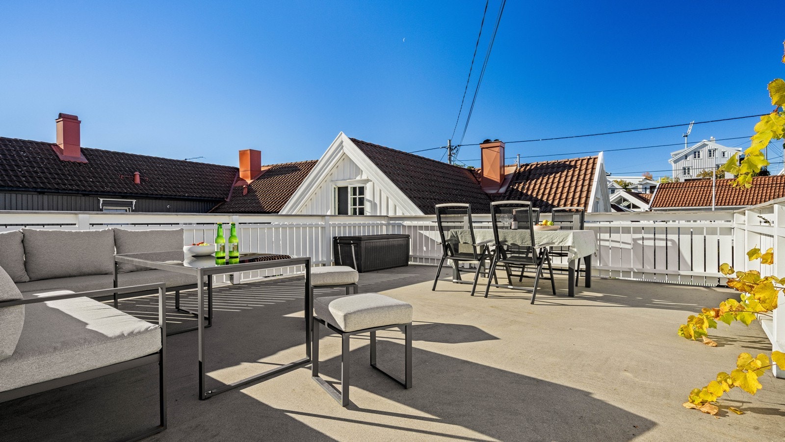 På plattingen over garasjen er det flotte solforhold Galleribilde