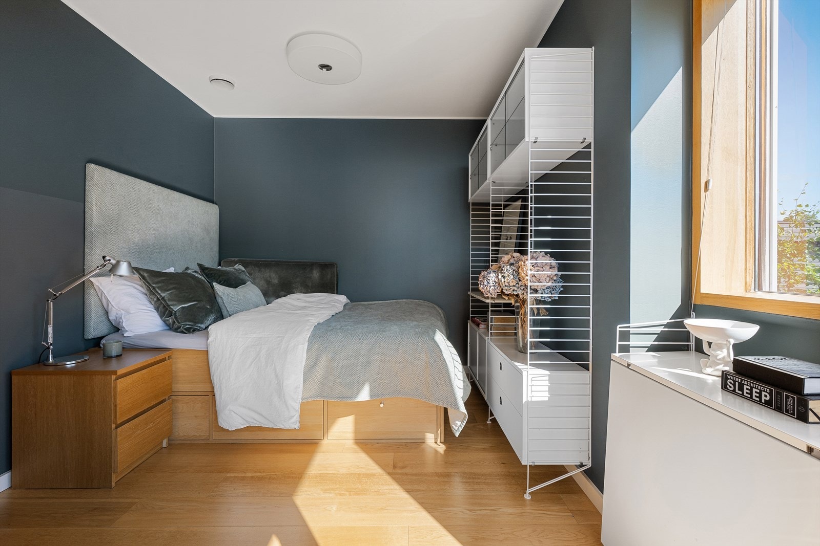 Soverom med eget bad, separat WC og balkong. Galleribilde