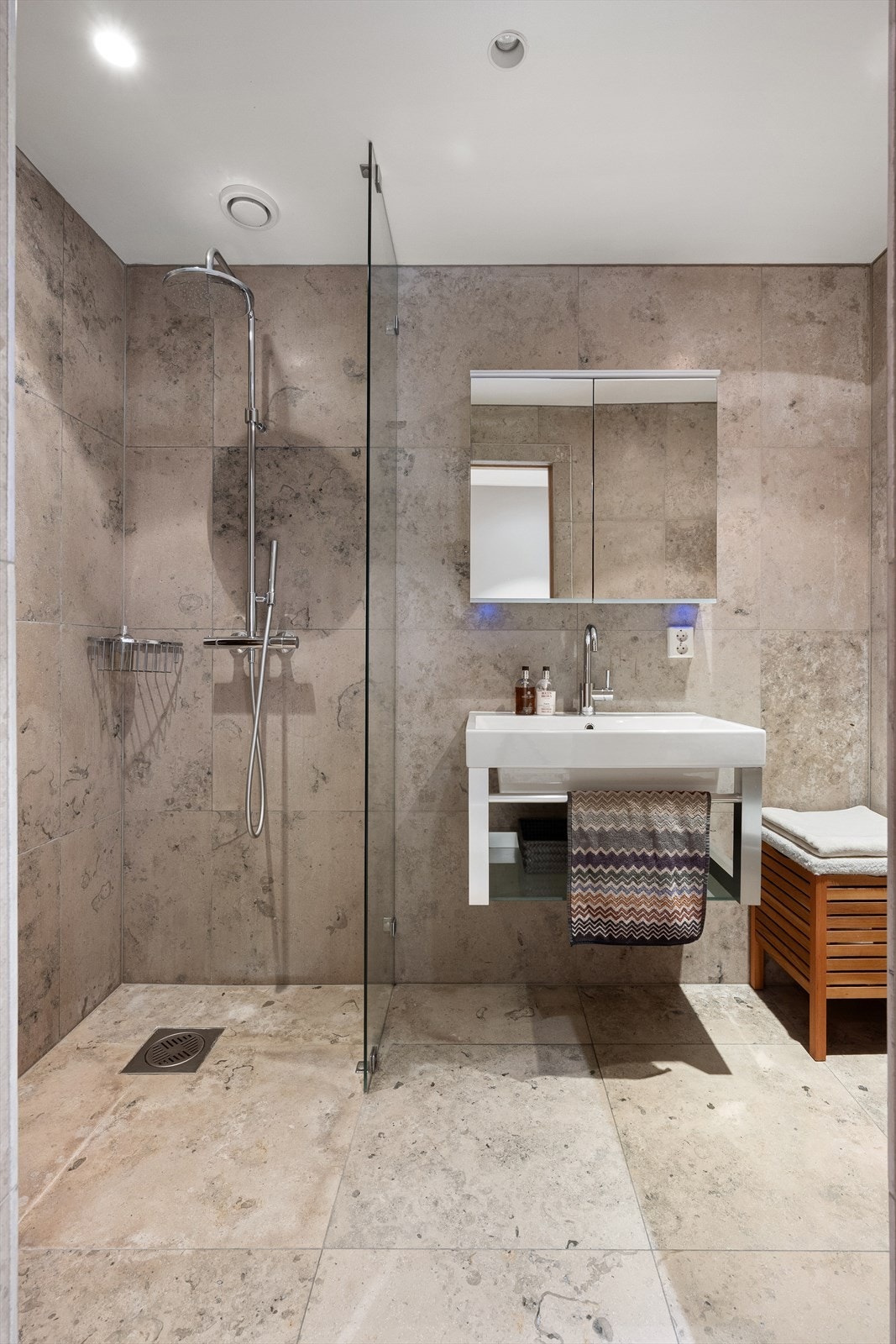 Bad i tilknytning trimrom med dusj og tilliggende badstue. Galleribilde