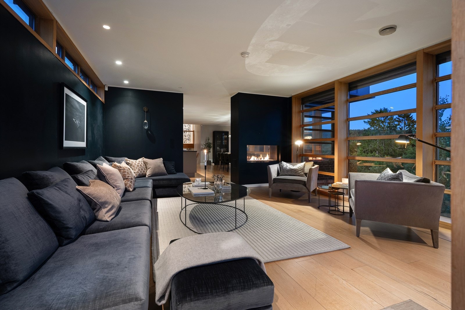 Lys og romslig stue med plass til flere soner. Galleribilde