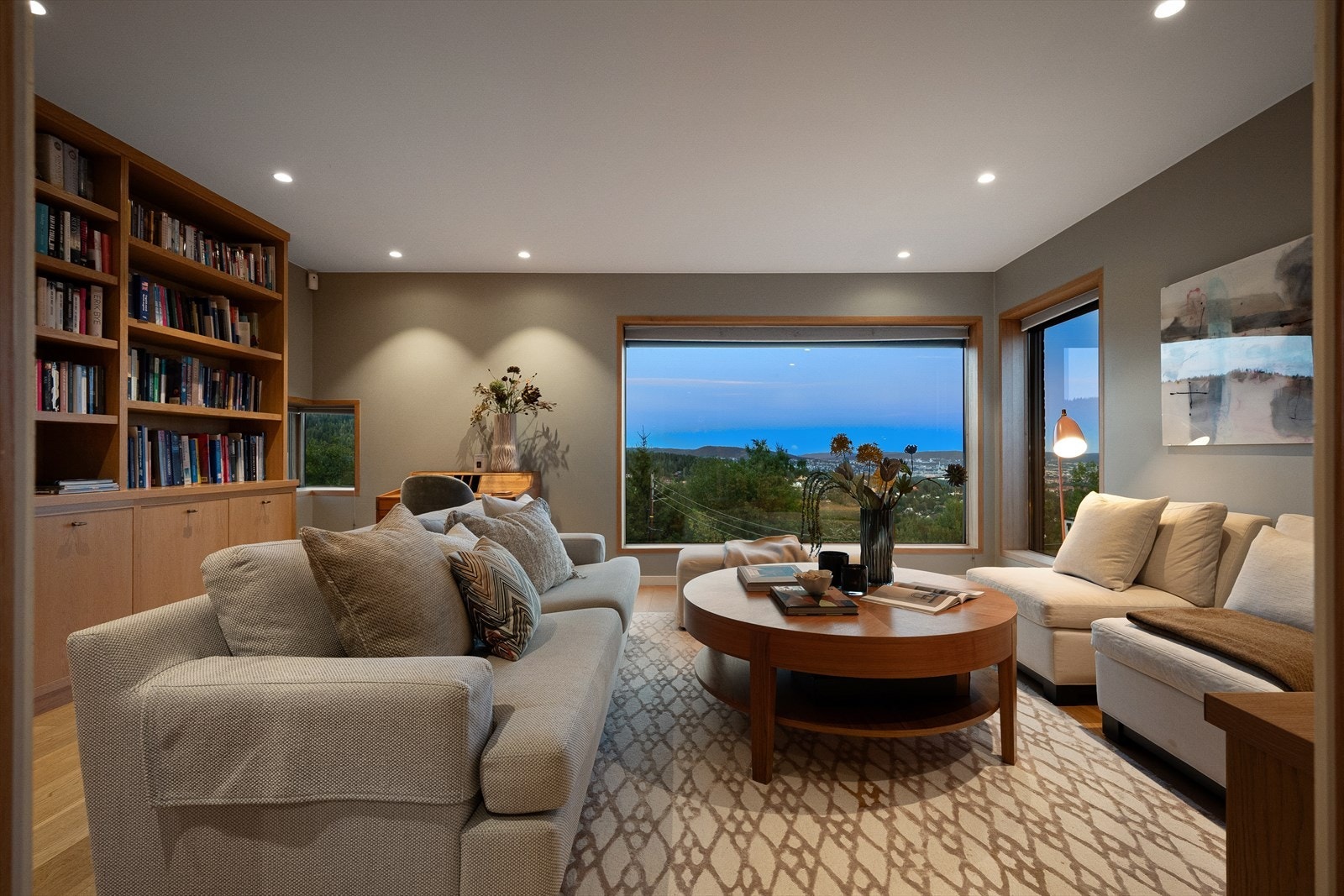 Den øverste stuen har utsikt over hele byen og har snekkerbygget innredning. Galleribilde