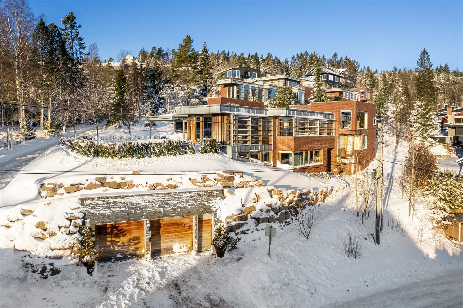 Dobbelgarasje og 3 biloppstillingsplasser. Galleribilde