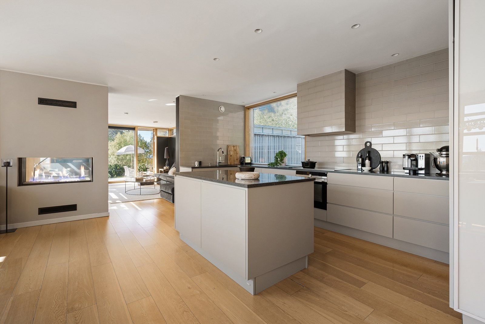 Store rom med åpne løsninger som gir gode og sosiale soner. Galleribilde