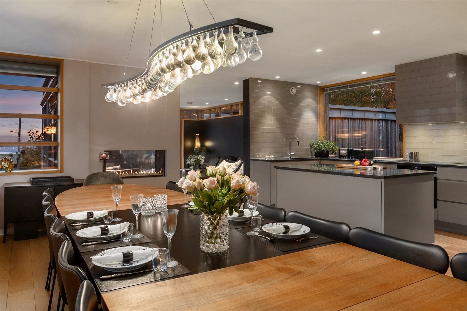 God plass til langbord i tilknytning til kjøkkenet. Galleribilde