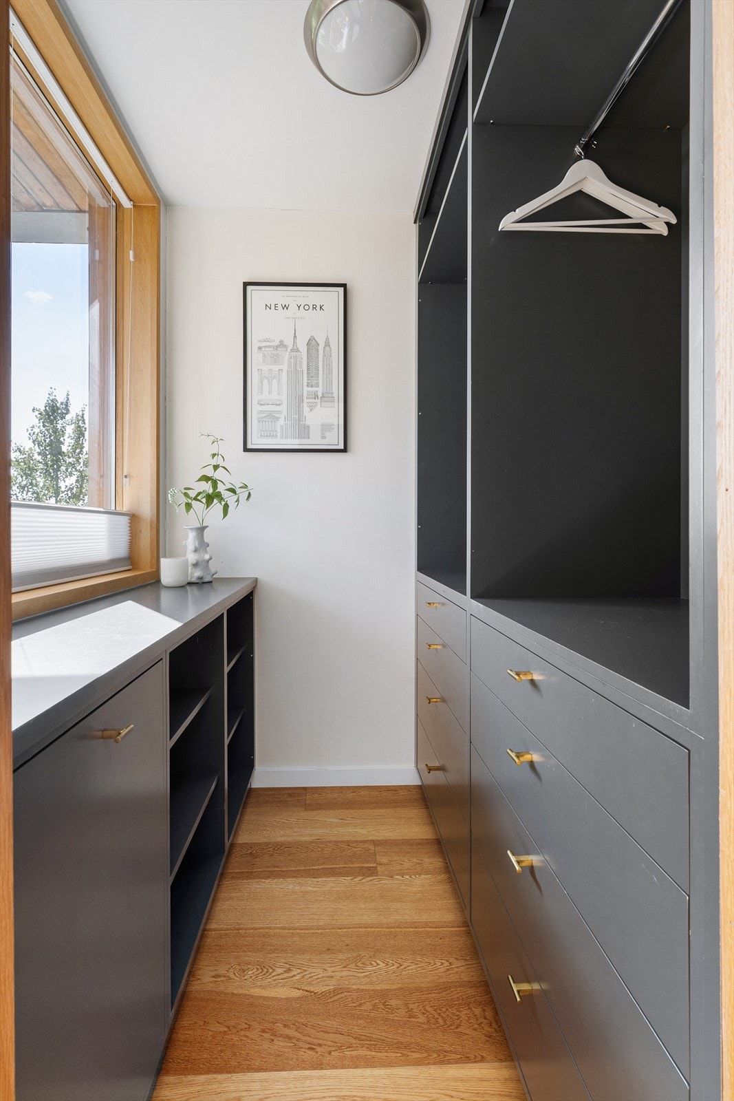 Walk-in-closet. Galleribilde