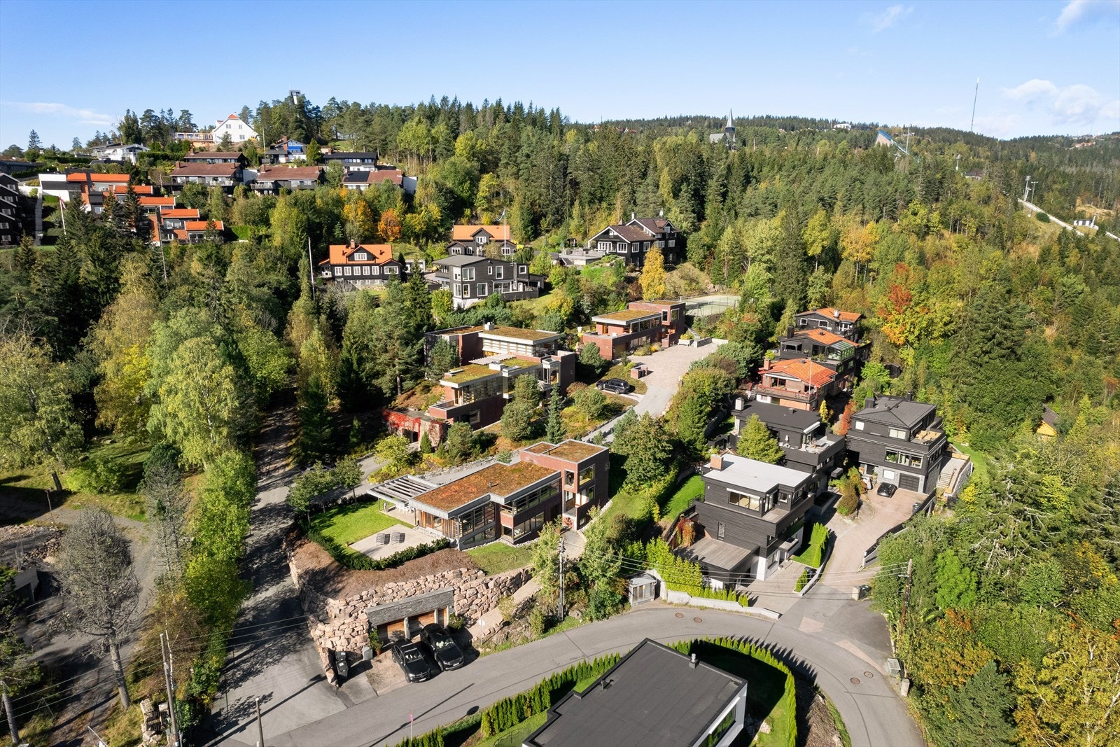 Boligen har dobbelgarasje og 3 biloppstillingsplasser. Galleribilde