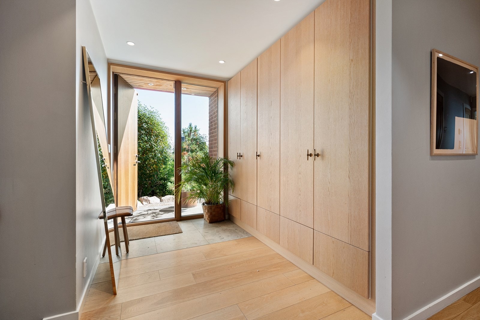 Entré med snekkerbygd garderobe. Galleribilde