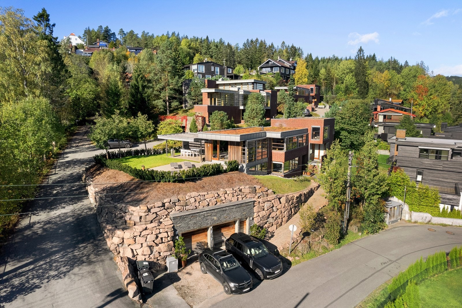 Boligen har pent opparbeidet tomt med nydelig utsikt og god solforhold. Galleribilde