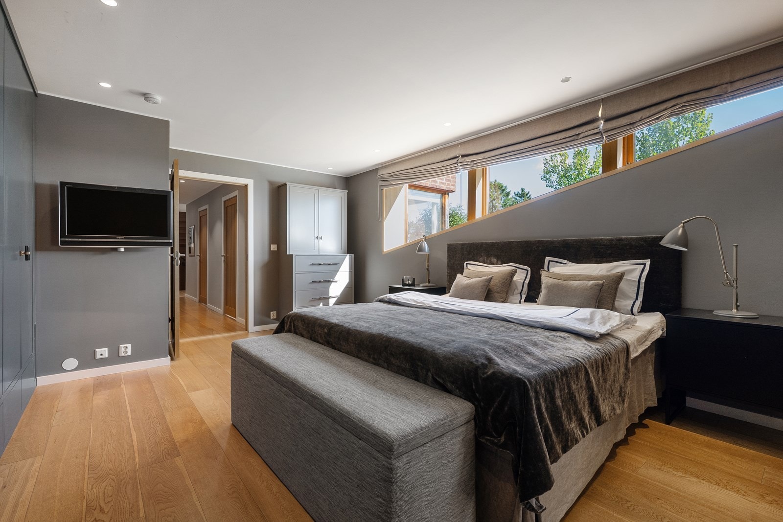 Romslig soverom som i dag benyttes som master bedroom. Galleribilde