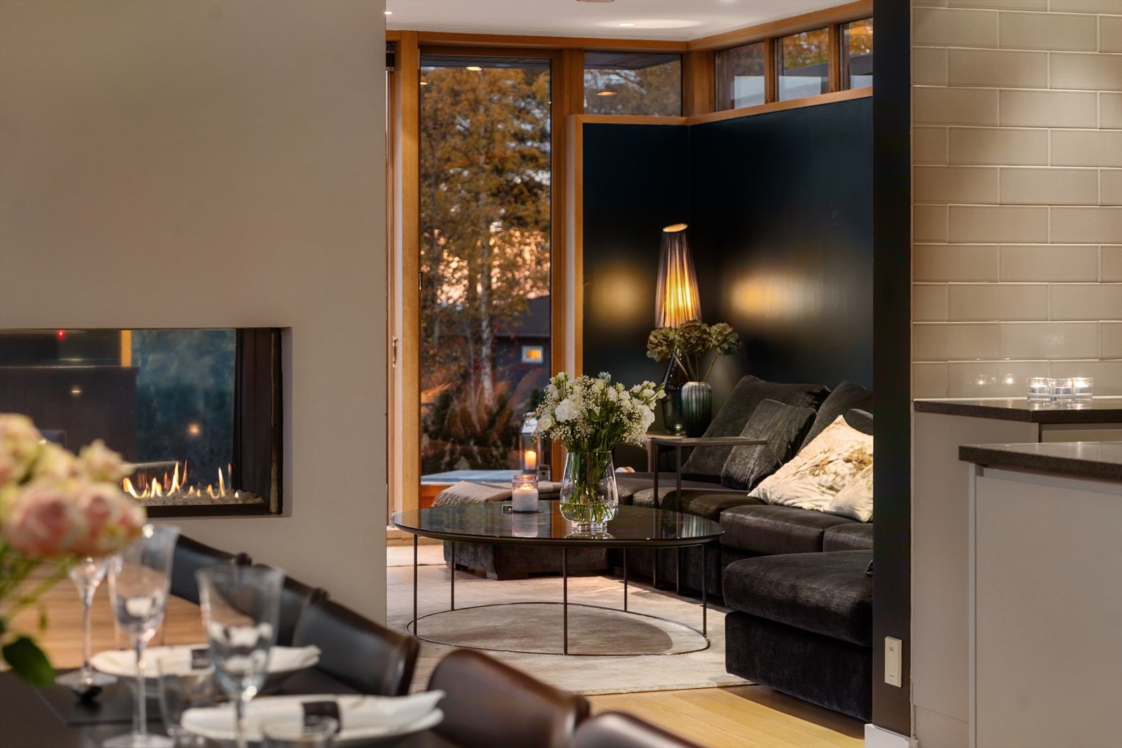 Mot stue. Galleribilde