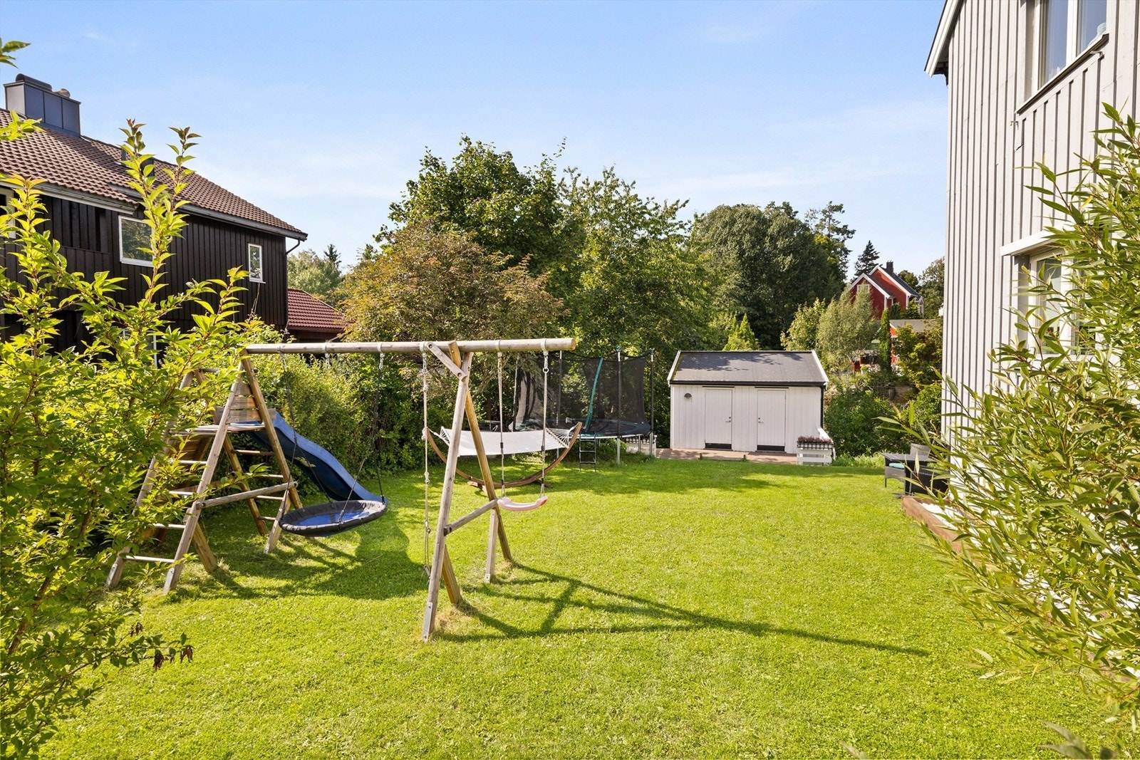 Stor felles hage. Hagen er pent opparbeidet med gressplen, prydbusker, trær og hekk, og det er rikelig med boltreplass for store og små. Galleribilde