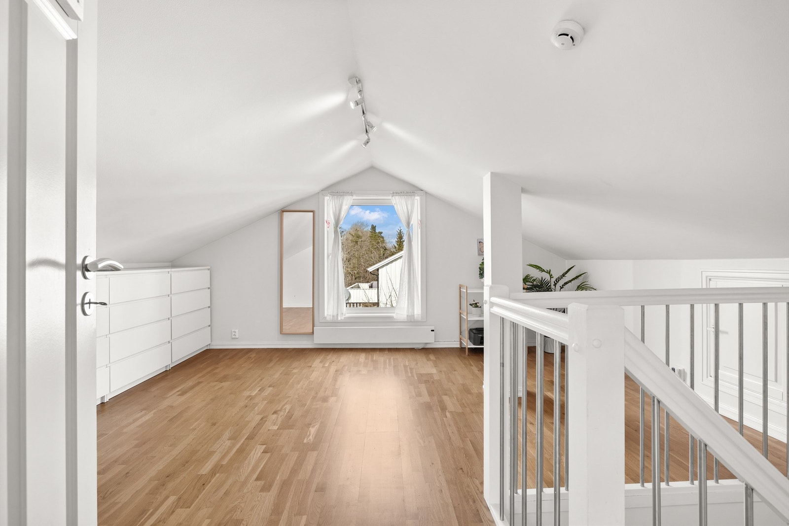 Loftstue. Galleribilde