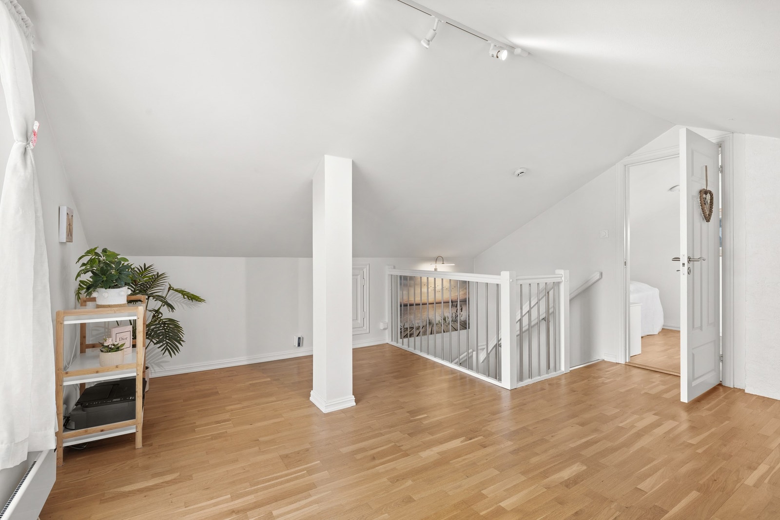 Loftstue. Galleribilde