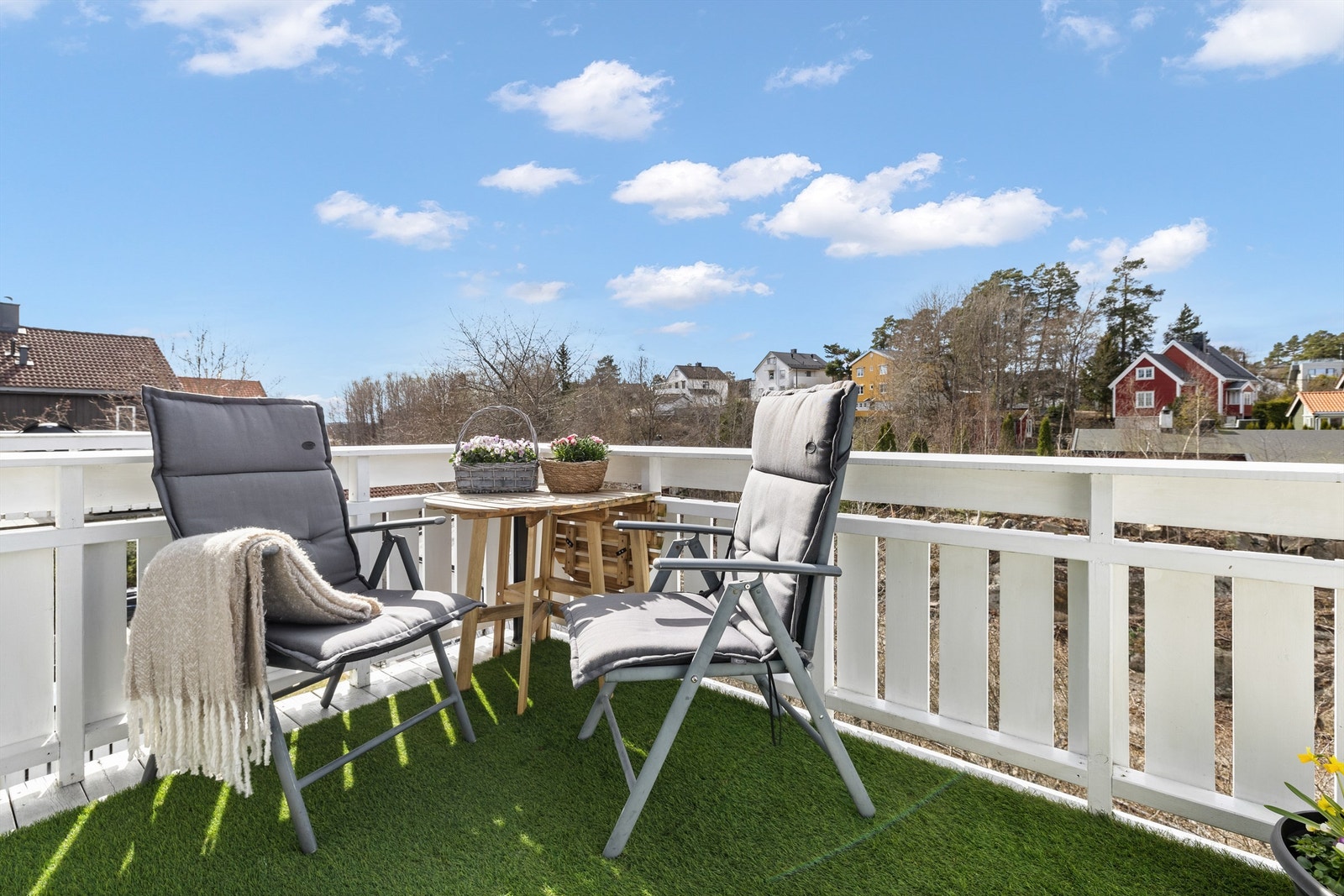 Fra stuen er det direkte adkomst til en vestvendt balkong på ca. 6 kvm med gode solforhold. Galleribilde