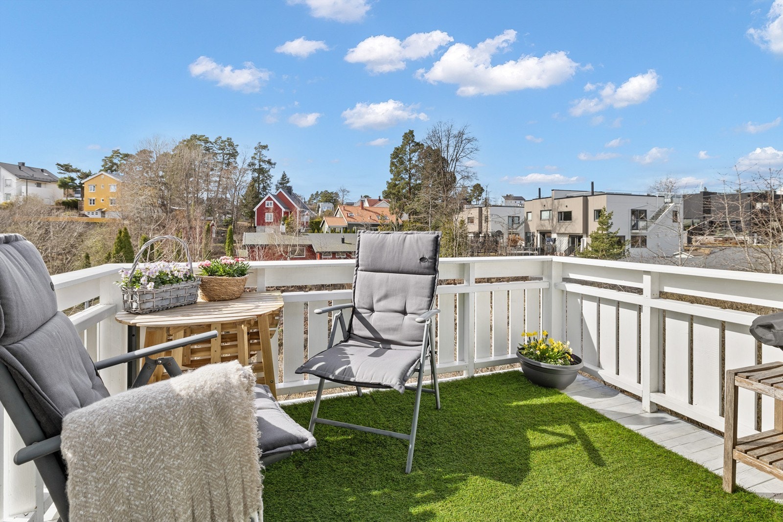 Her er det god plass til utemøbler, og balkongen får rikelig med sol. Galleribilde