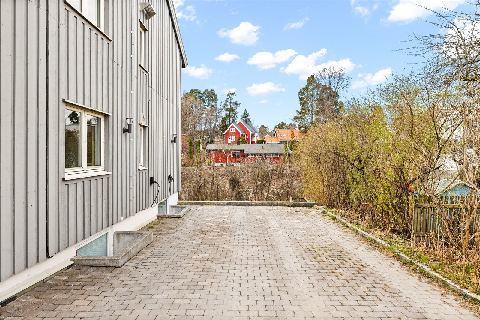 Eiendommen kan også skilte med to p-plasser på gårdsplassen. Galleribilde