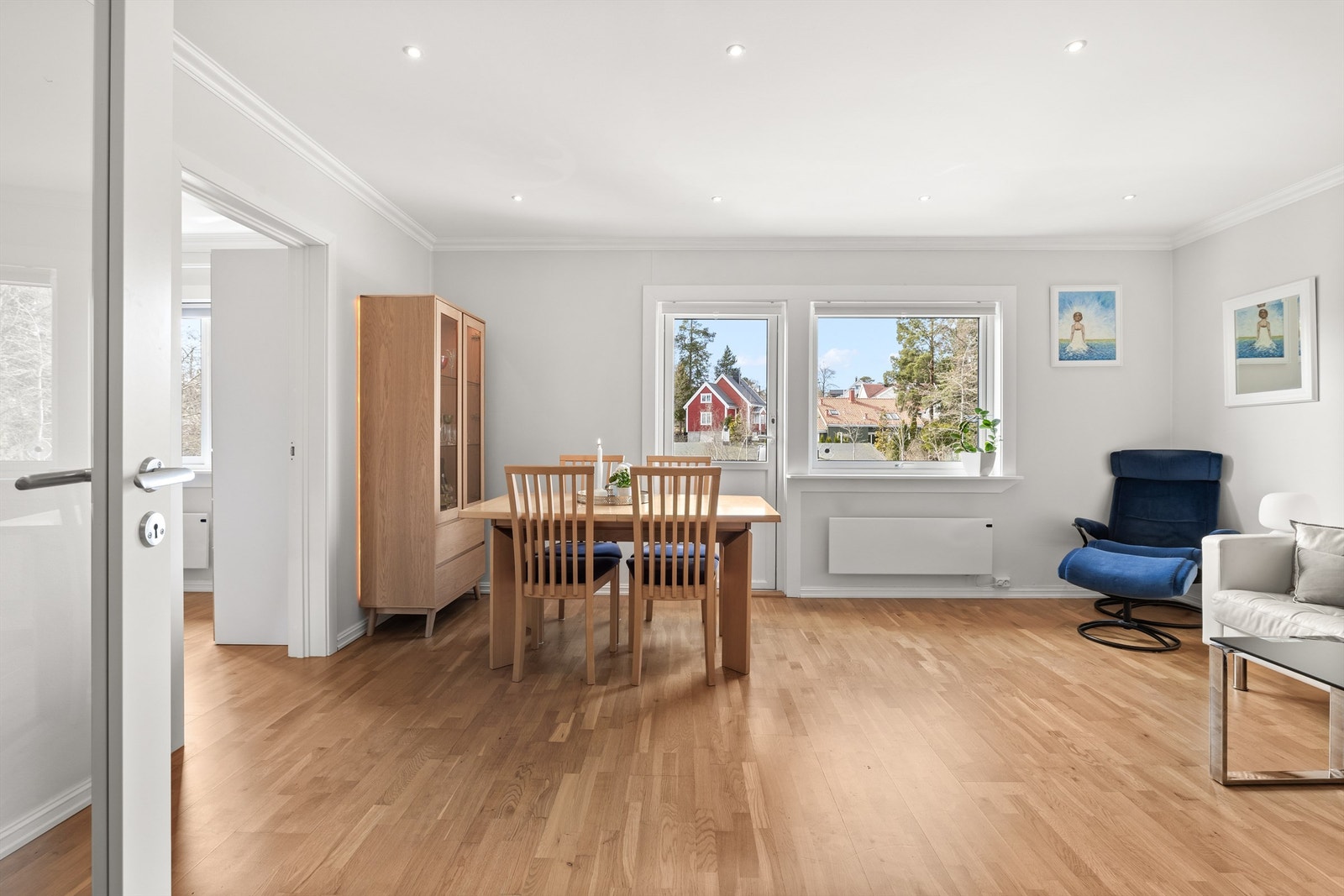 En luftig og innbydende selveierleilighet over to plan i en firemannsbolig. Galleribilde