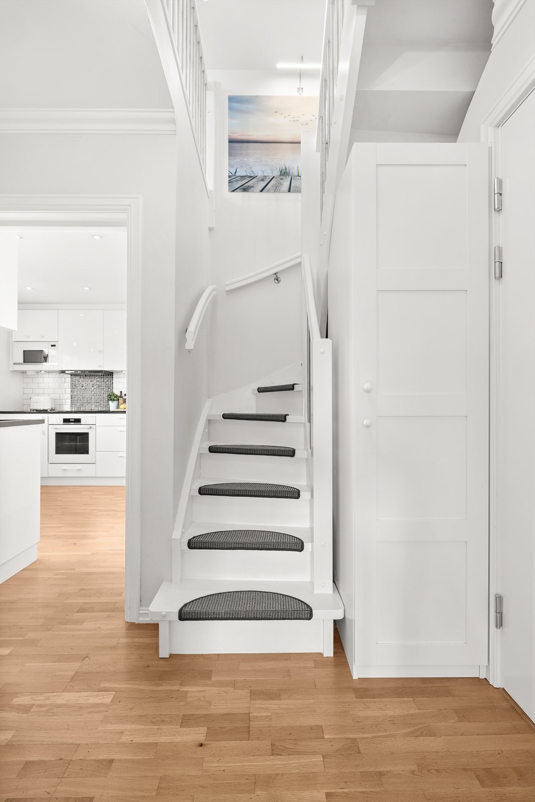 Fra entréen er det trapp opp til boligens loftsetasje. Galleribilde