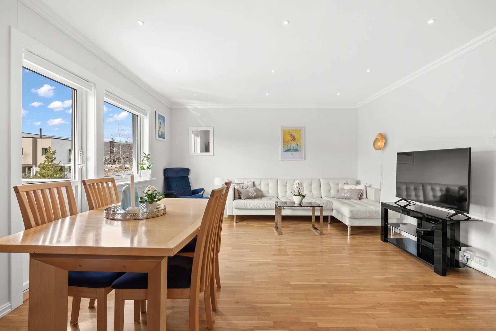 Med en gjennomtenkt planløsning, oppdaterte fasiliteter, to parkeringsplasser, og stor felles hage, tilbyr denne boligen en flott kombinasjon av komfort, stil og funksjonalitet. Galleribilde