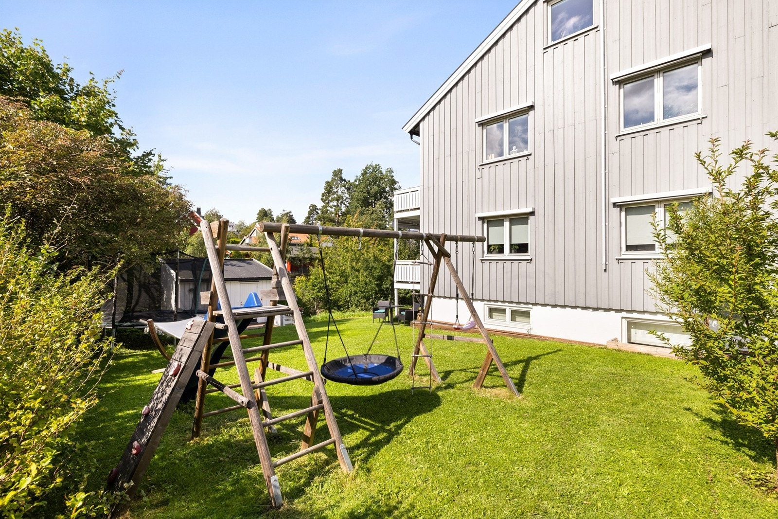 Flott og barnevennlig bolig med pent opparbeidet felles hage - perfekt for lek, grilling og sosialt familieliv. Galleribilde