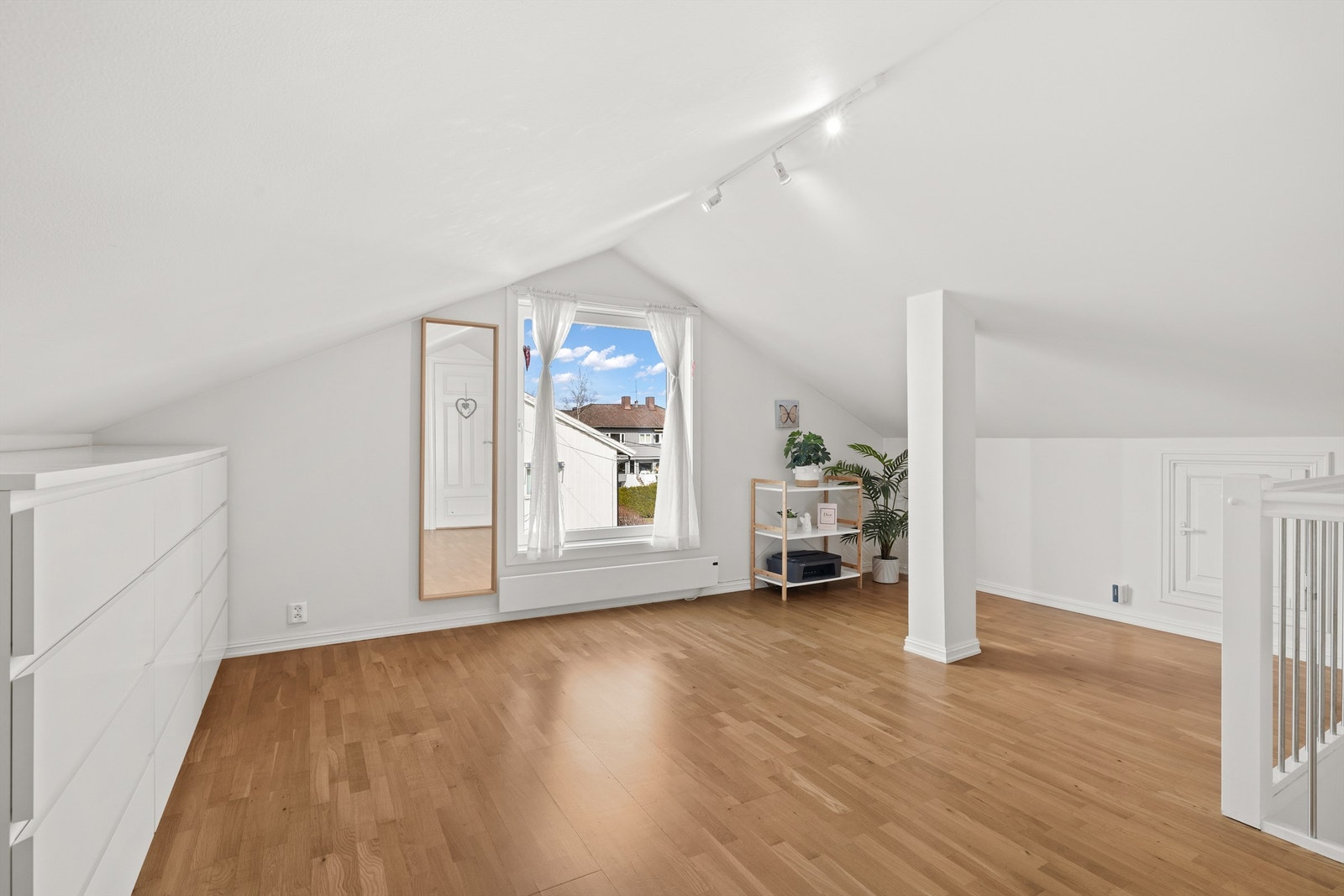 Loftstue. Galleribilde