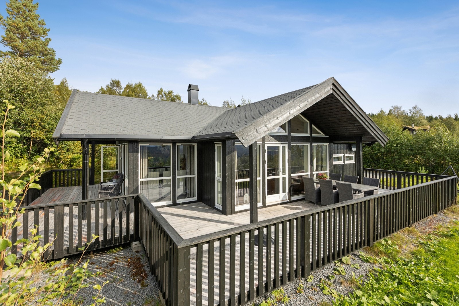 Hytta er dimensjonert for storfamilien og byr på bl.a. 10 sengeplasser, strøkent kjøkken, flislagt bad m/varme i gulvet, separat vaskerom og hele 60 kvm terrasse. Galleribilde